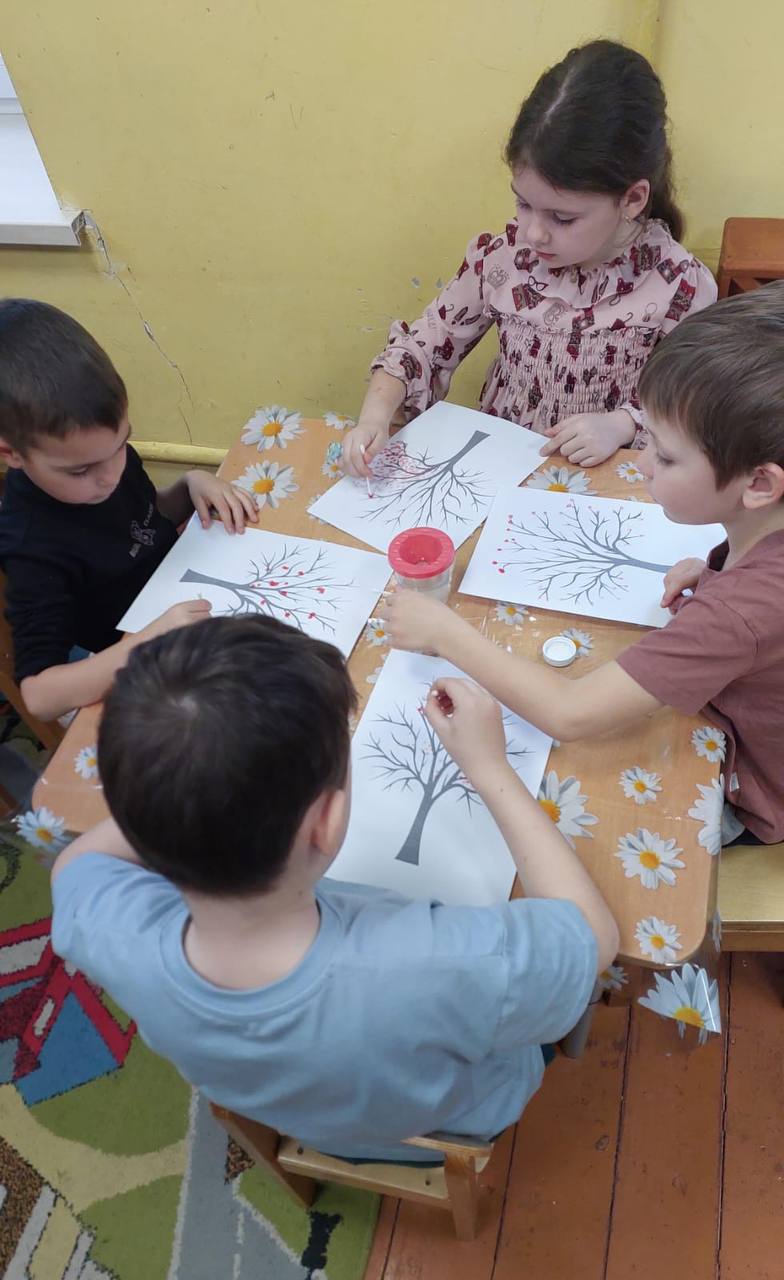 Ребята изображают дерево Вишня 