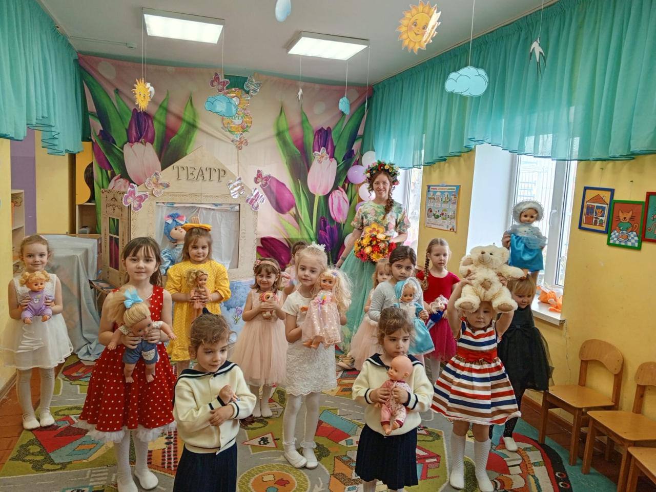 Танец девочек с куклами 
