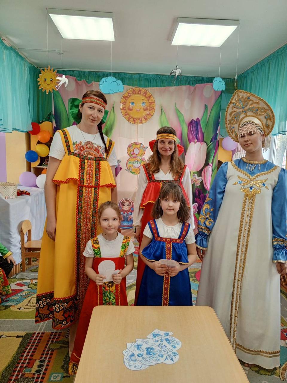 Девочки и воспитатели на мероприятии к 8 марта