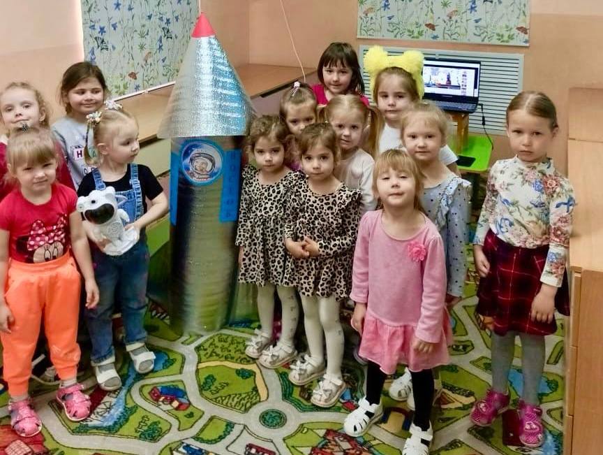 Девочки младшей группы и ракета