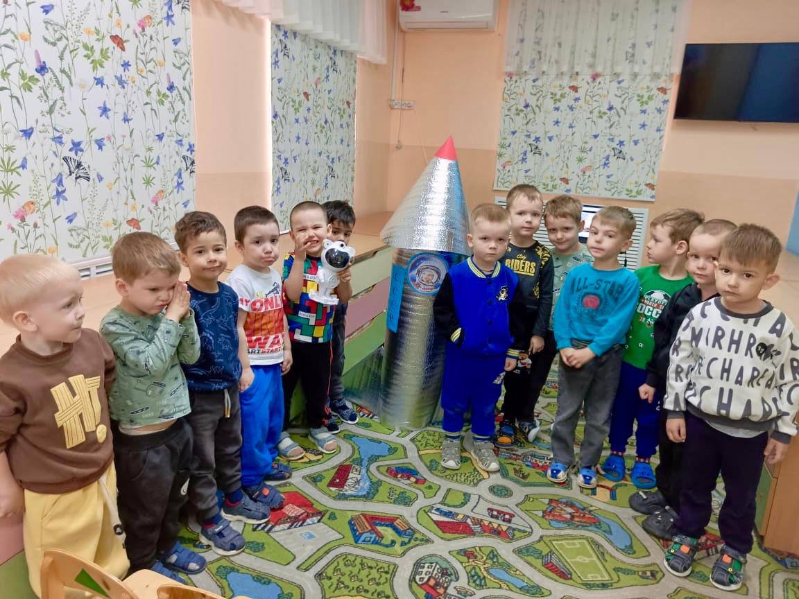 Мальчики младшей группы и ракета 