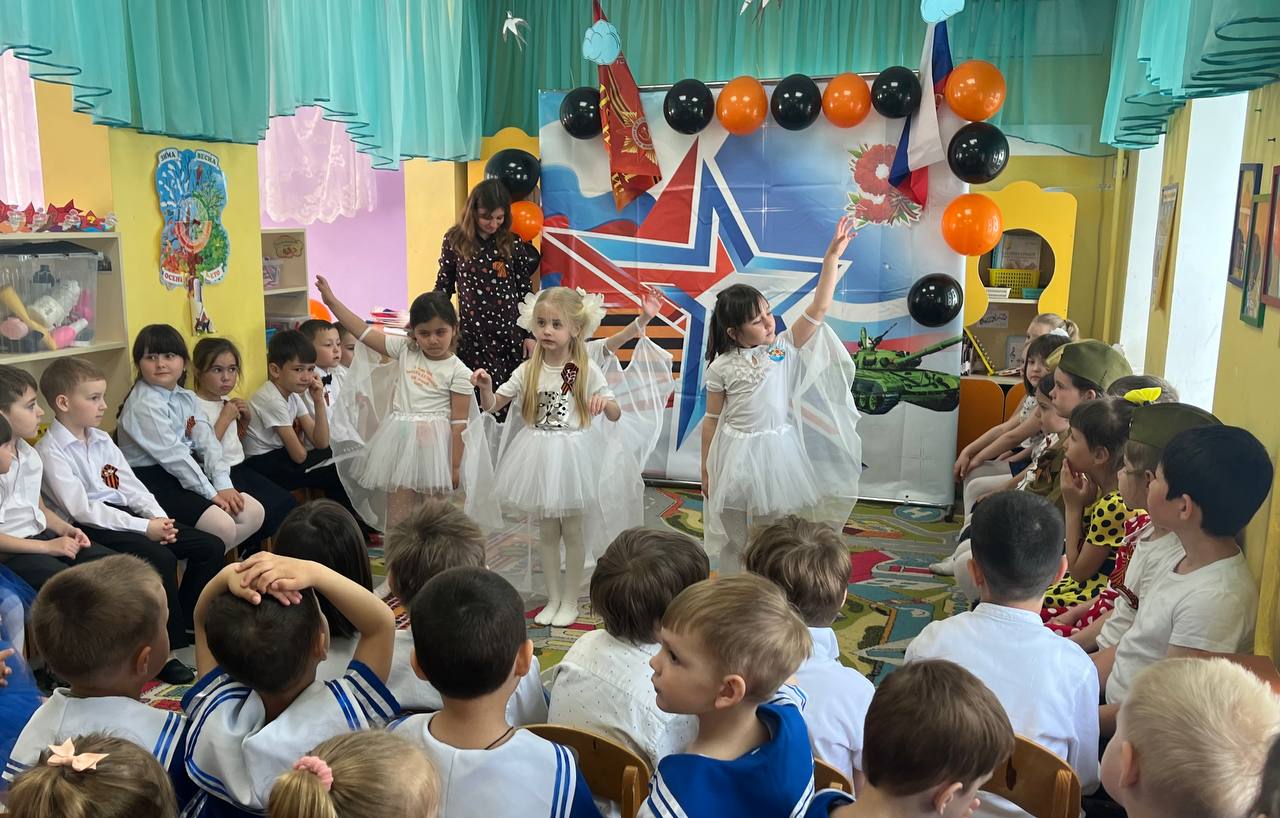 Танец девочек на мероприятии 